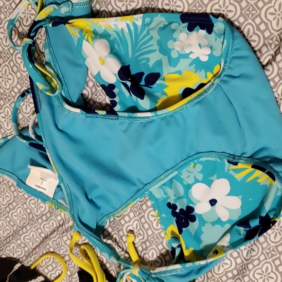 Two Old Navy tie bikinis. Small top, medium bottoms - Picture 4 of 7